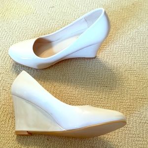 Nude patent leather wedges